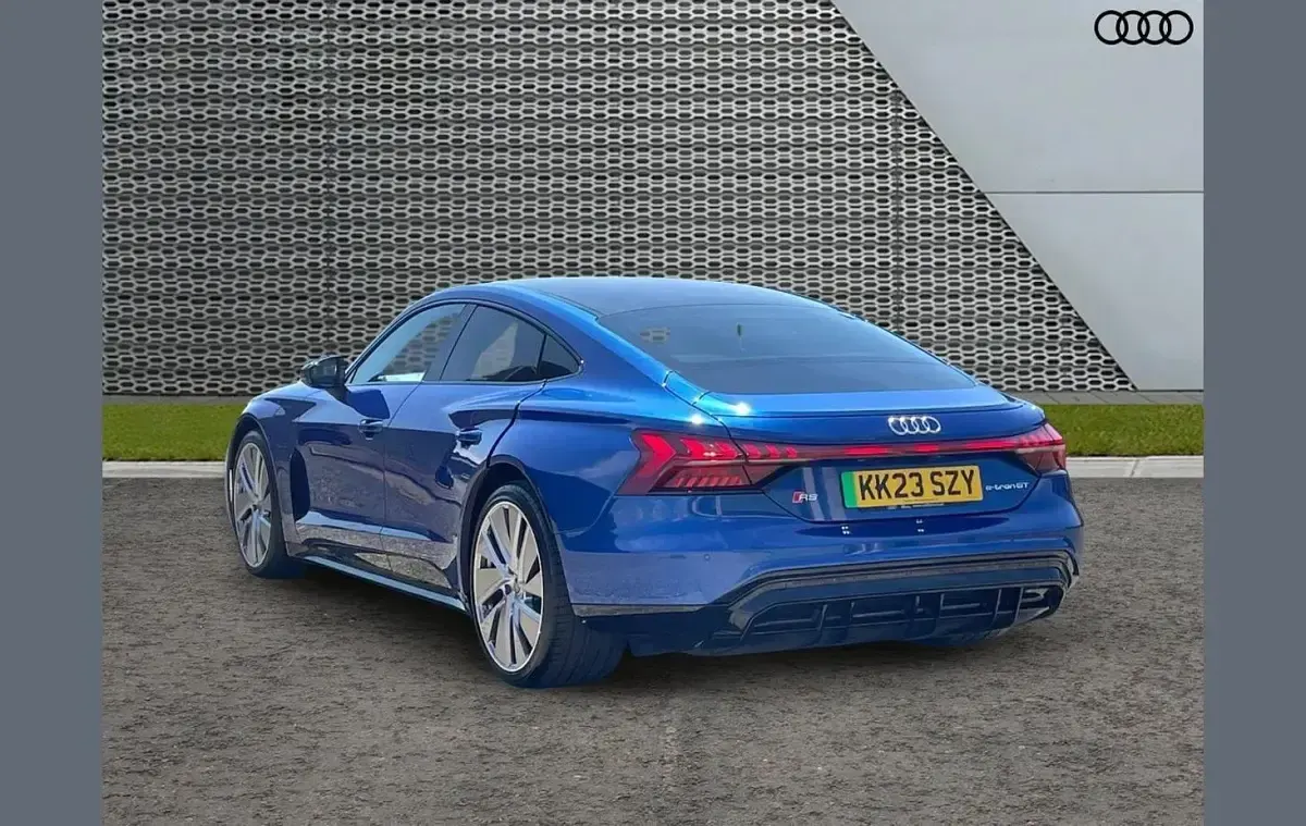 Usado Audi e-tron GT quattro Comfort 475 kW (646 HP) 2023 Azul Sedan