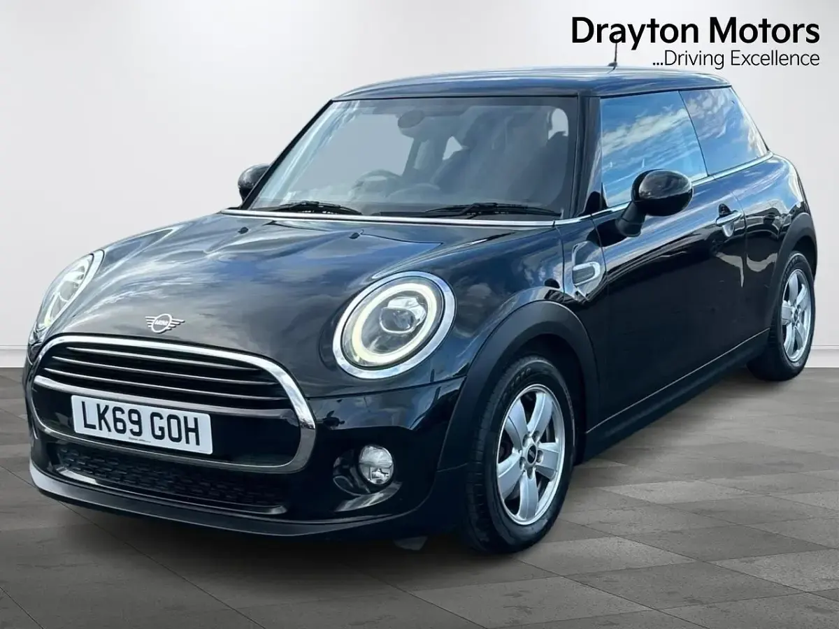 Usado Mini Cooper Classic 136 CV (100 kW) 2019 Negro Utilitario