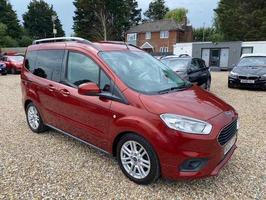 Used Ford Tourneo Courier Titanium 100 HP (73 kW) 2020 Red MPV