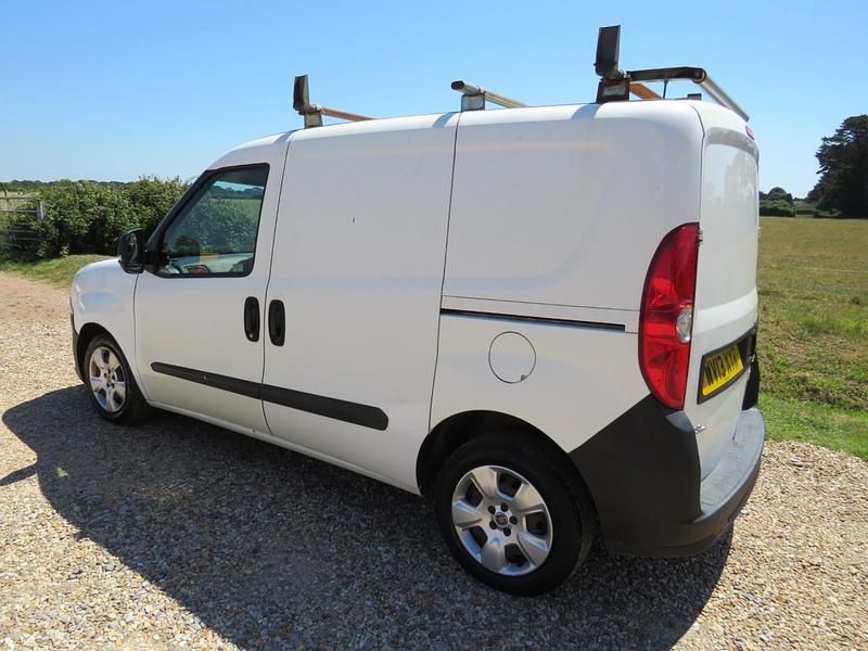 Used Fiat Doblò 90 HP (66 kW) 2013 White MPV