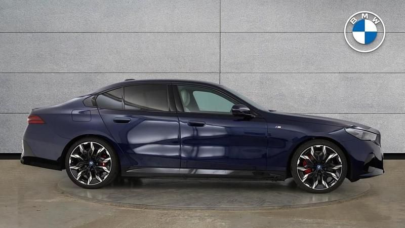 New BMW 550e M Sport 482 HP (354 kW) 2025 Blue