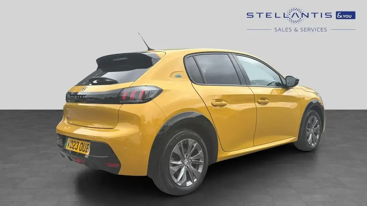 Used Peugeot e-208 Allure+ 98 kW (134 HP) 2023 Yellow Hatchback