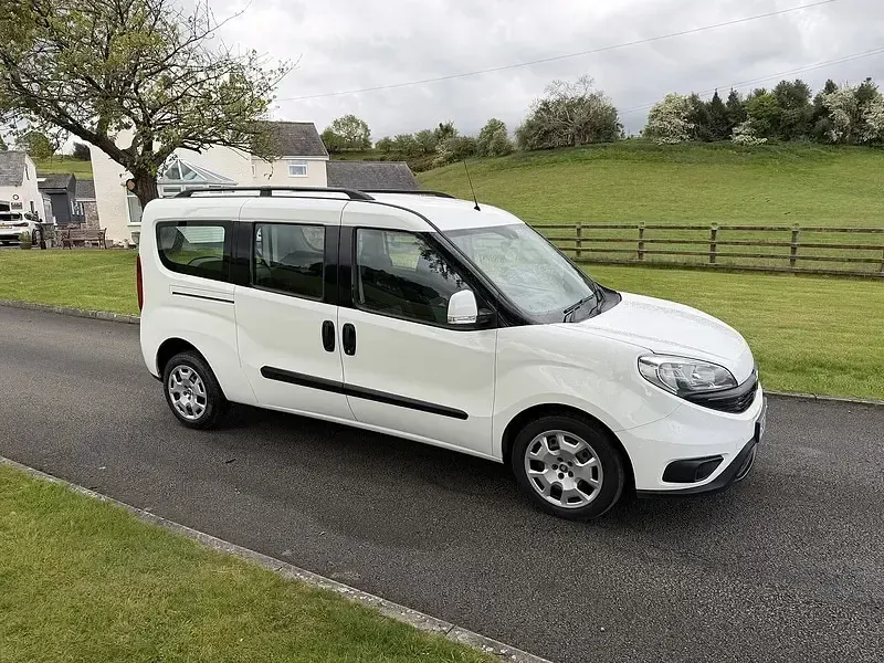 Used Fiat Doblò 105 HP (77 kW) 2017 White MPV
