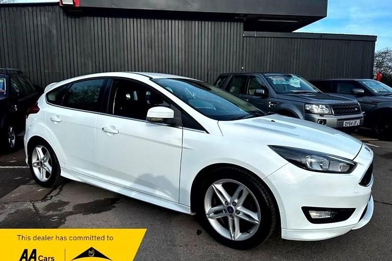 Used Ford Focus Zetec 120 HP (88 kW) 2016 White Hatchback