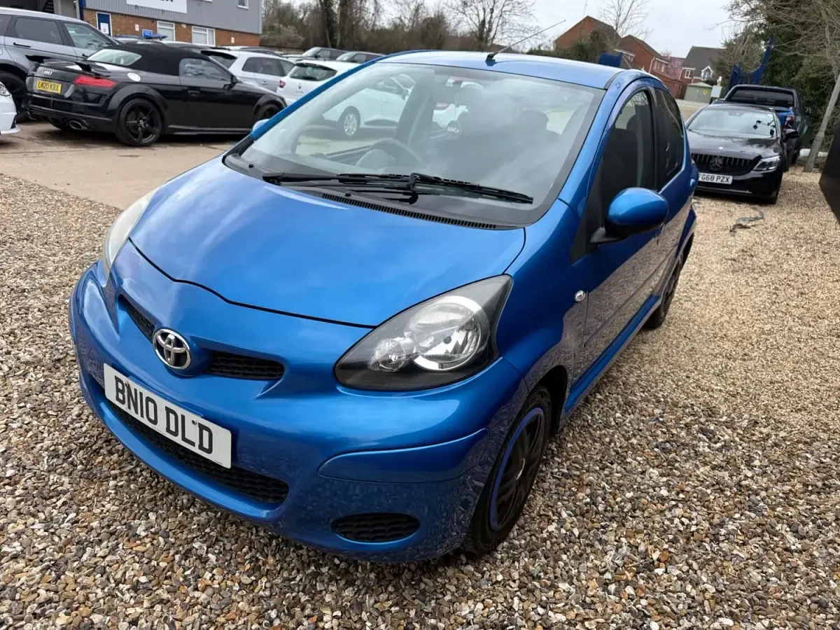 Used Toyota Aygo 67 HP (49 kW) 2010 Blue Hatchback
