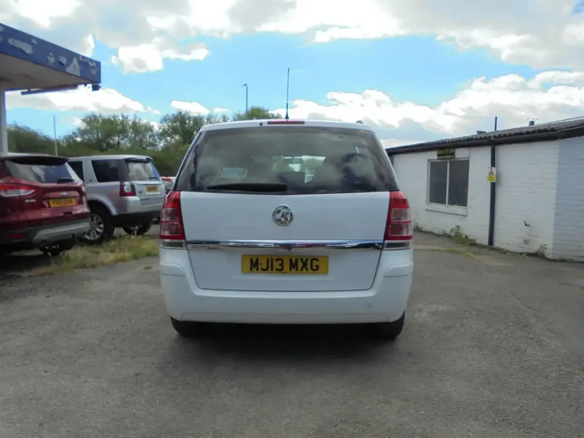 Used Vauxhall Zafira 2013 White MPV