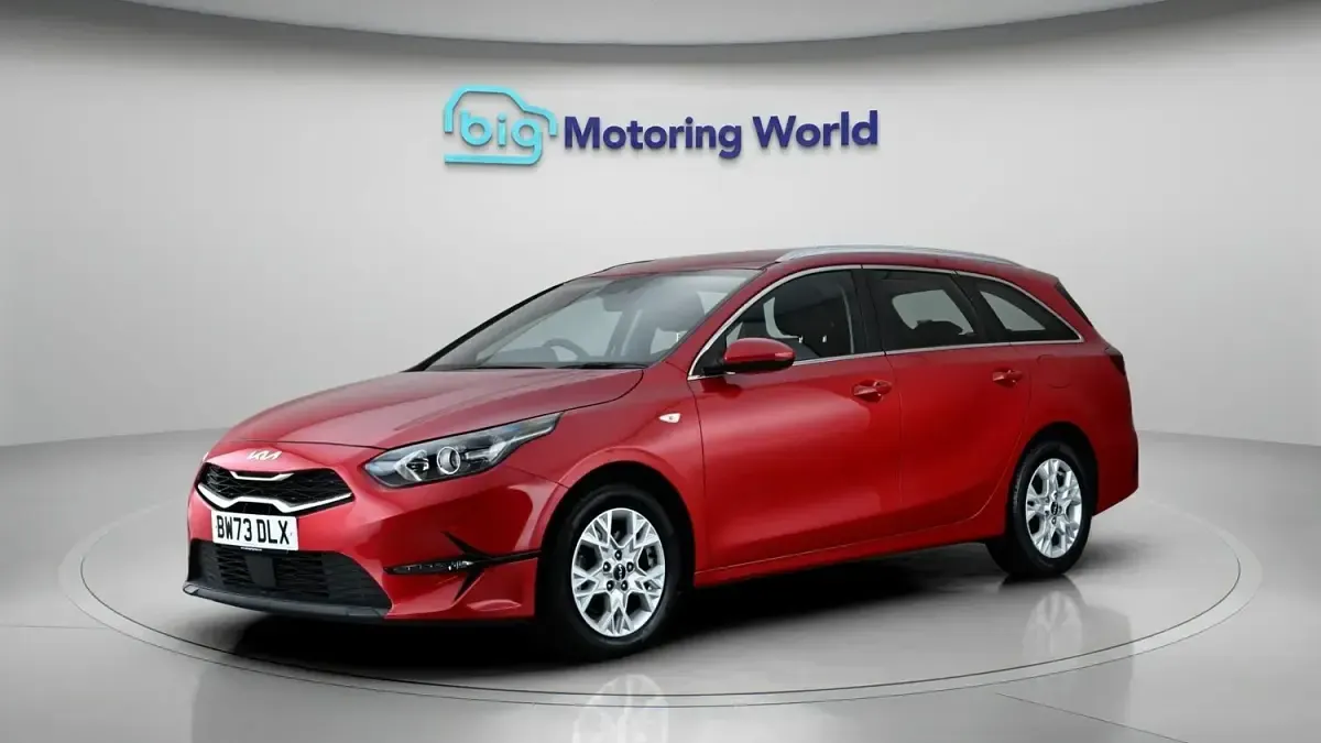 Käytetty Kia Ceed 160 HP (117 kW) 2023 Punainen Viistoperä
