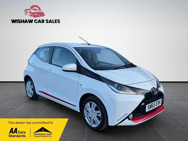 Used Toyota Aygo x-press 69 HP (50 kW) 2015 White Hatchback
