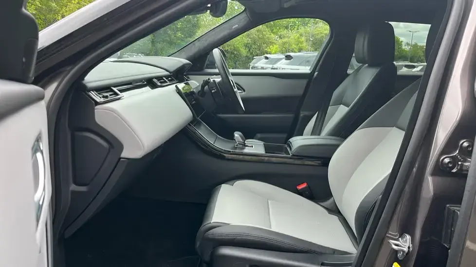 Used Land Rover Range Rover Velar Autobiography 404 HP (297 kW) 2025 Premium metallic  charente grey SUV