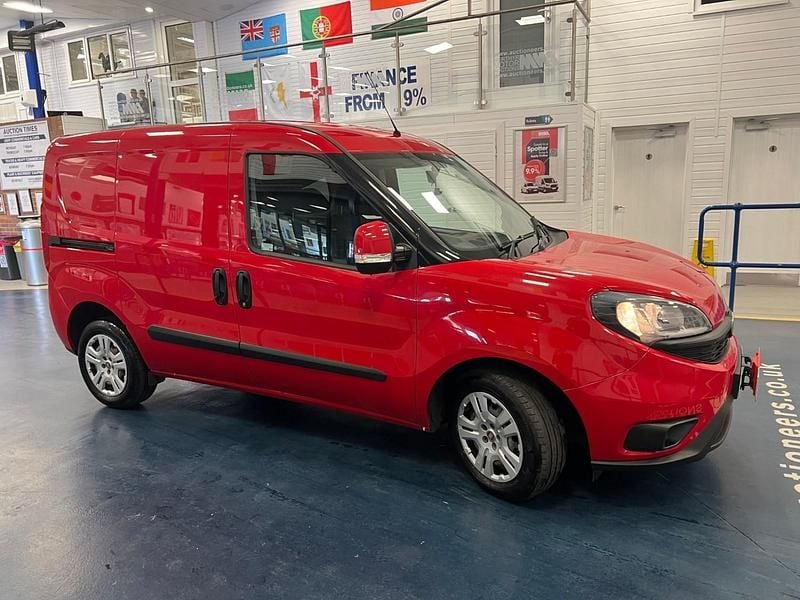 Used Fiat Doblò 95 HP (69 kW) 2018 Red MPV