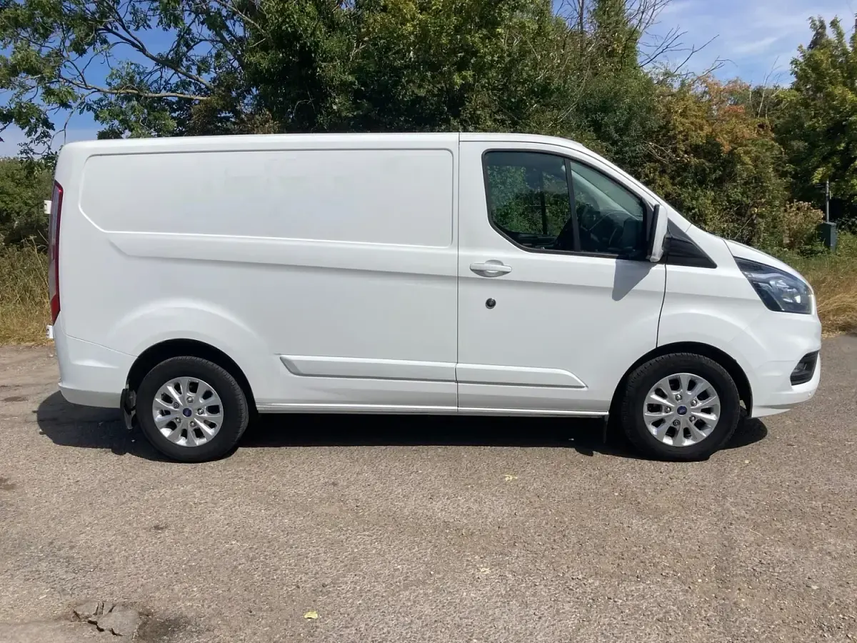 Used Ford Transit Custom Limited 130 HP (95 kW) 2019 White Van