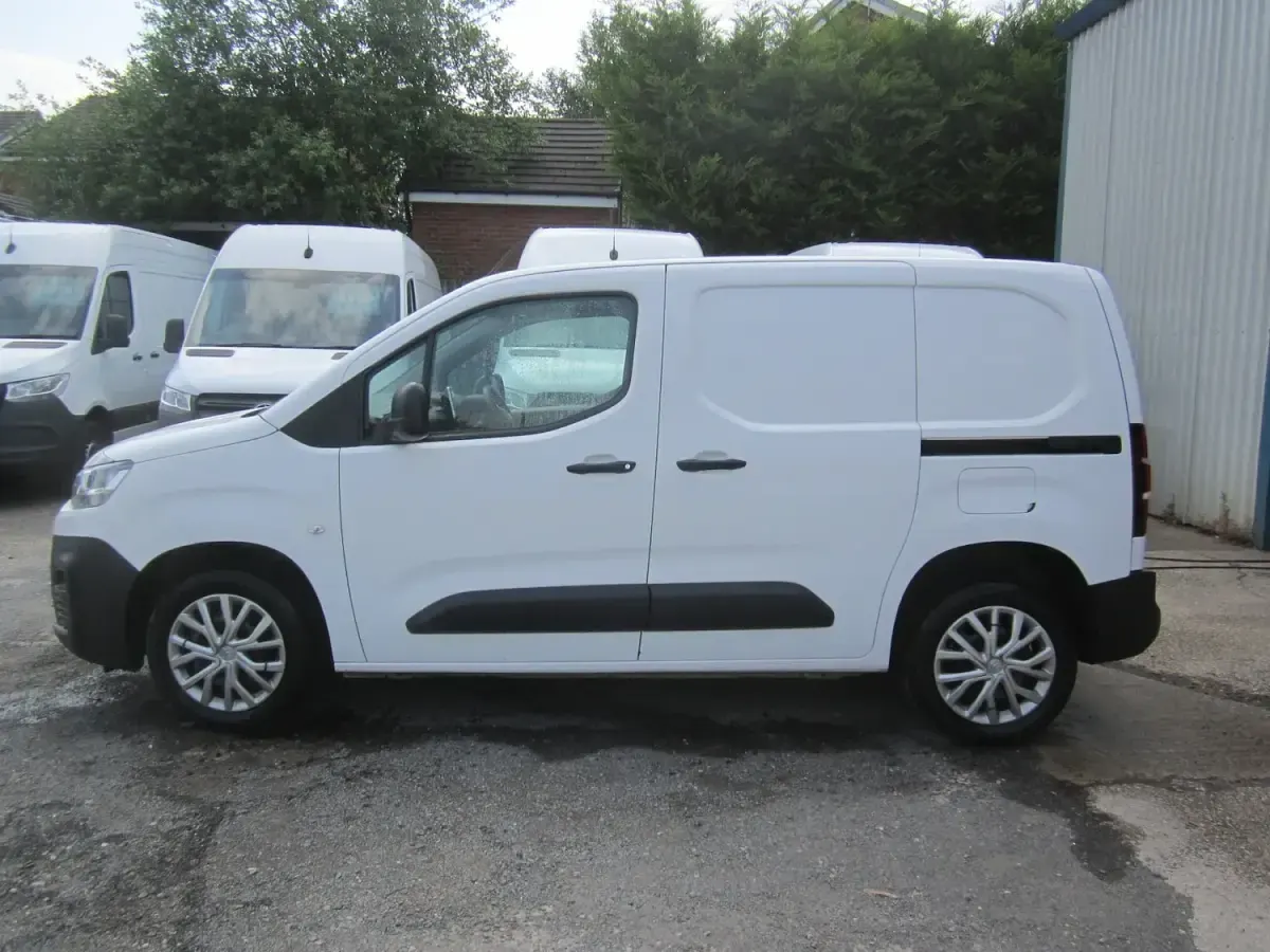 Used Citroën Berlingo 100 HP (73 kW) 2021 White MPV