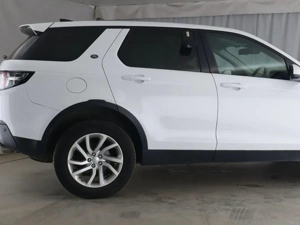 Used Land Rover Discovery 5 SE 2017 White SUV