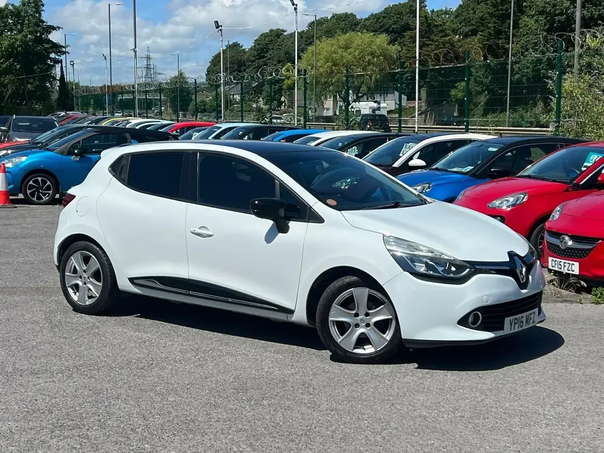 Used Renault Clio Dynamique 75 HP (55 kW) 2016 White Hatchback