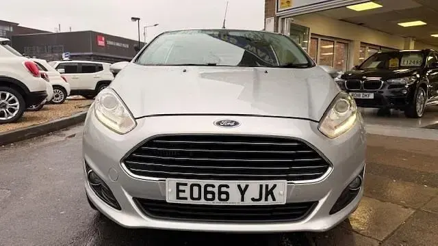 Usado Ford Fiesta Titanium 125 HP (91 kW) 2016 Prateado Citadino