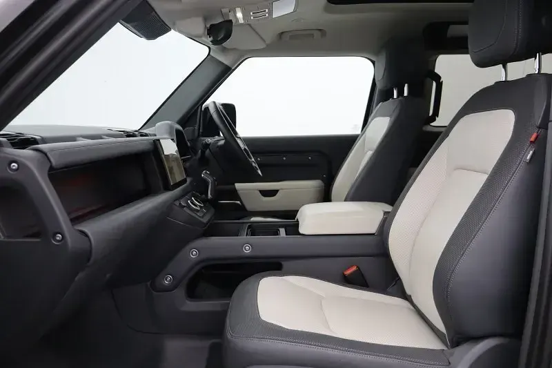 Usado Land Rover Defender HSE Dynamic 246 HP (180 kW) 2024 Cinzento SUV