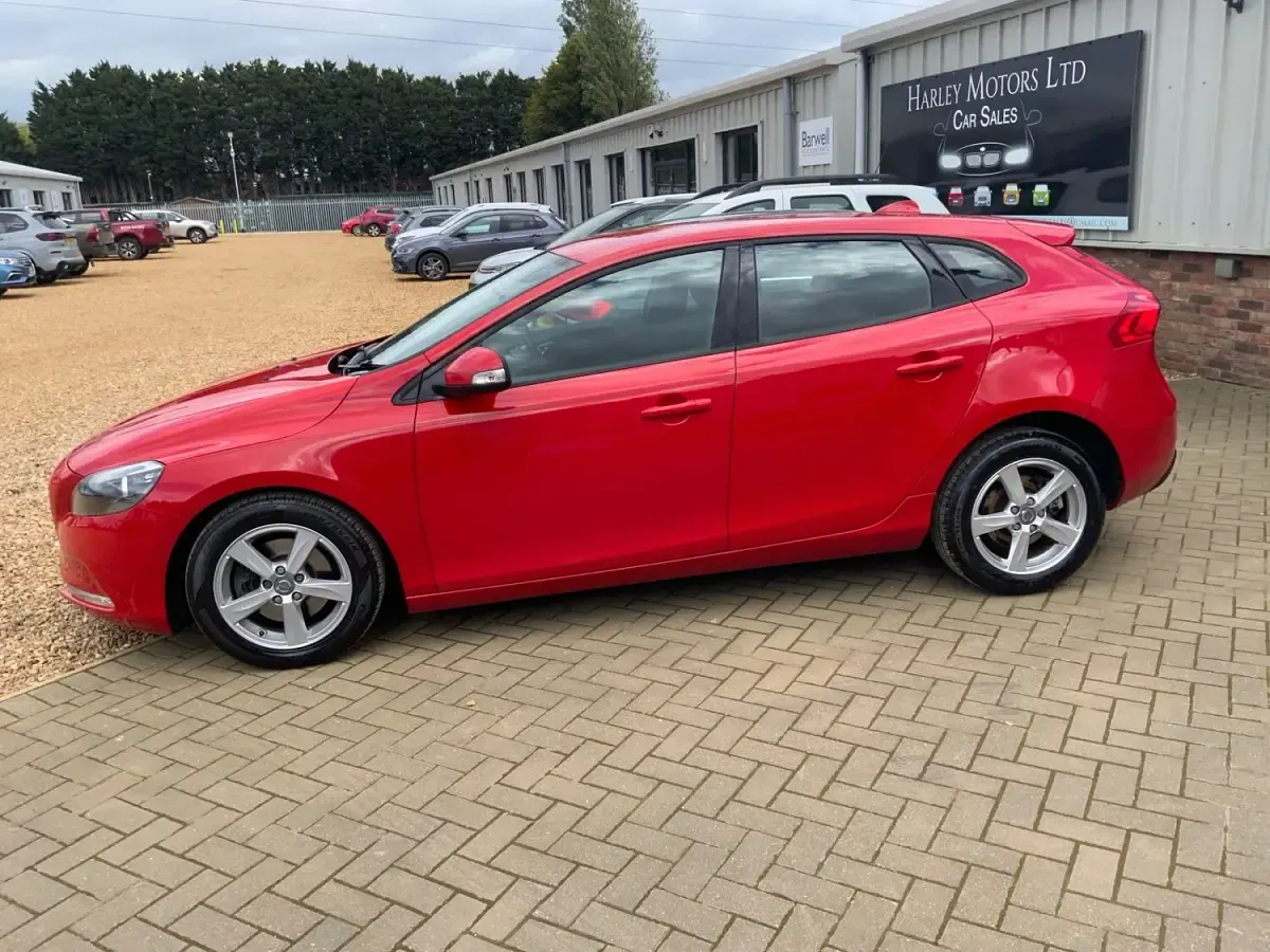 Used Volvo V40 2014 Red Hatchback