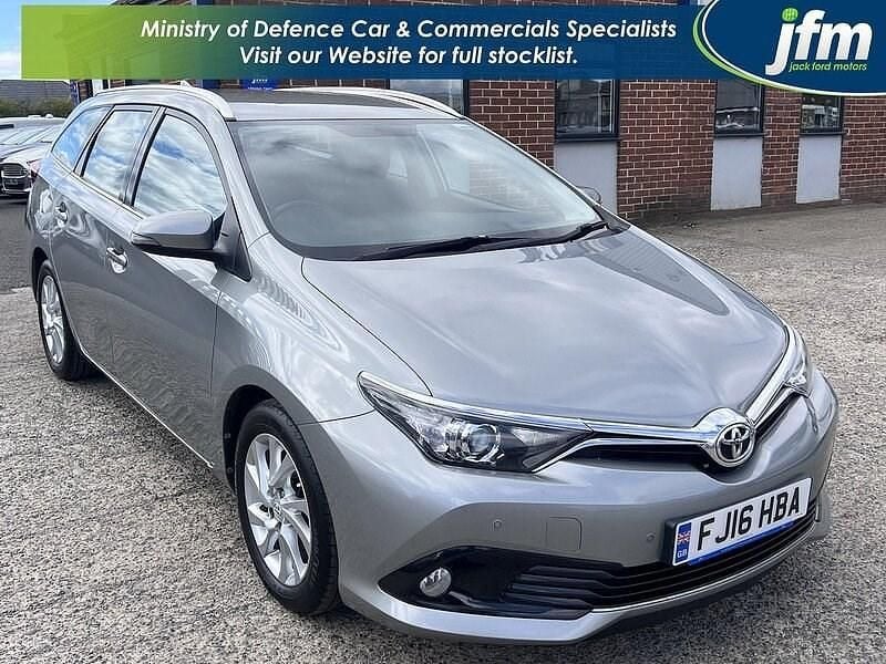 Silver fresco grey met Used 2016 Toyota Auris Business Edition Estate | £7,950 (Fair price) - Image 1/4