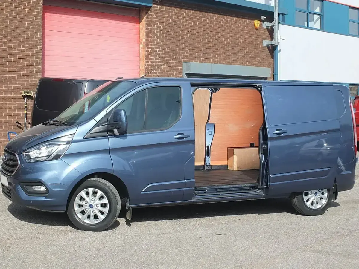 Usado Ford Transit Custom Limited 130 HP (95 kW) 2023 Azul Van