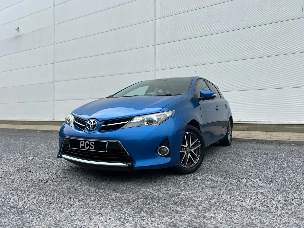 Used Toyota Auris Plus 90 HP (66 kW) 2014 Blue Hatchback