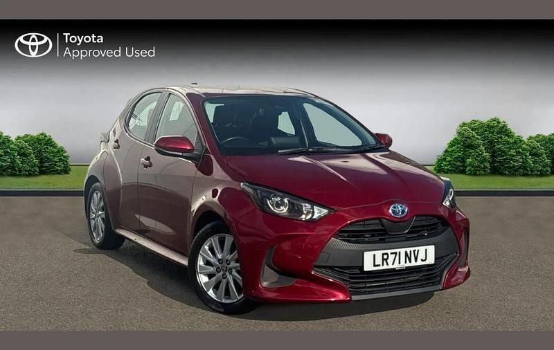Used Toyota Yaris Hybrid 113 HP (83 kW) 2021 Red Hatchback