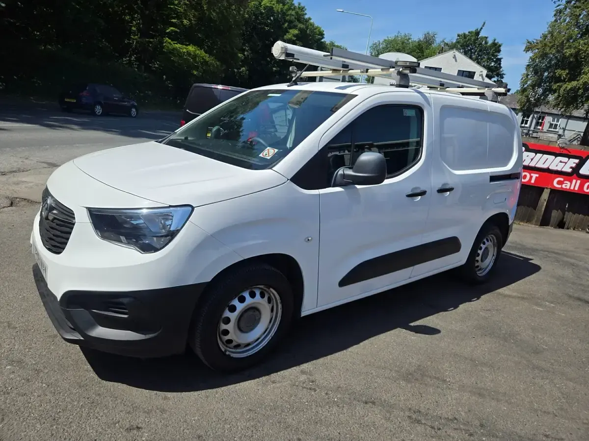 Used Vauxhall Combo Edition 100 HP (73 kW) 2019 White MPV