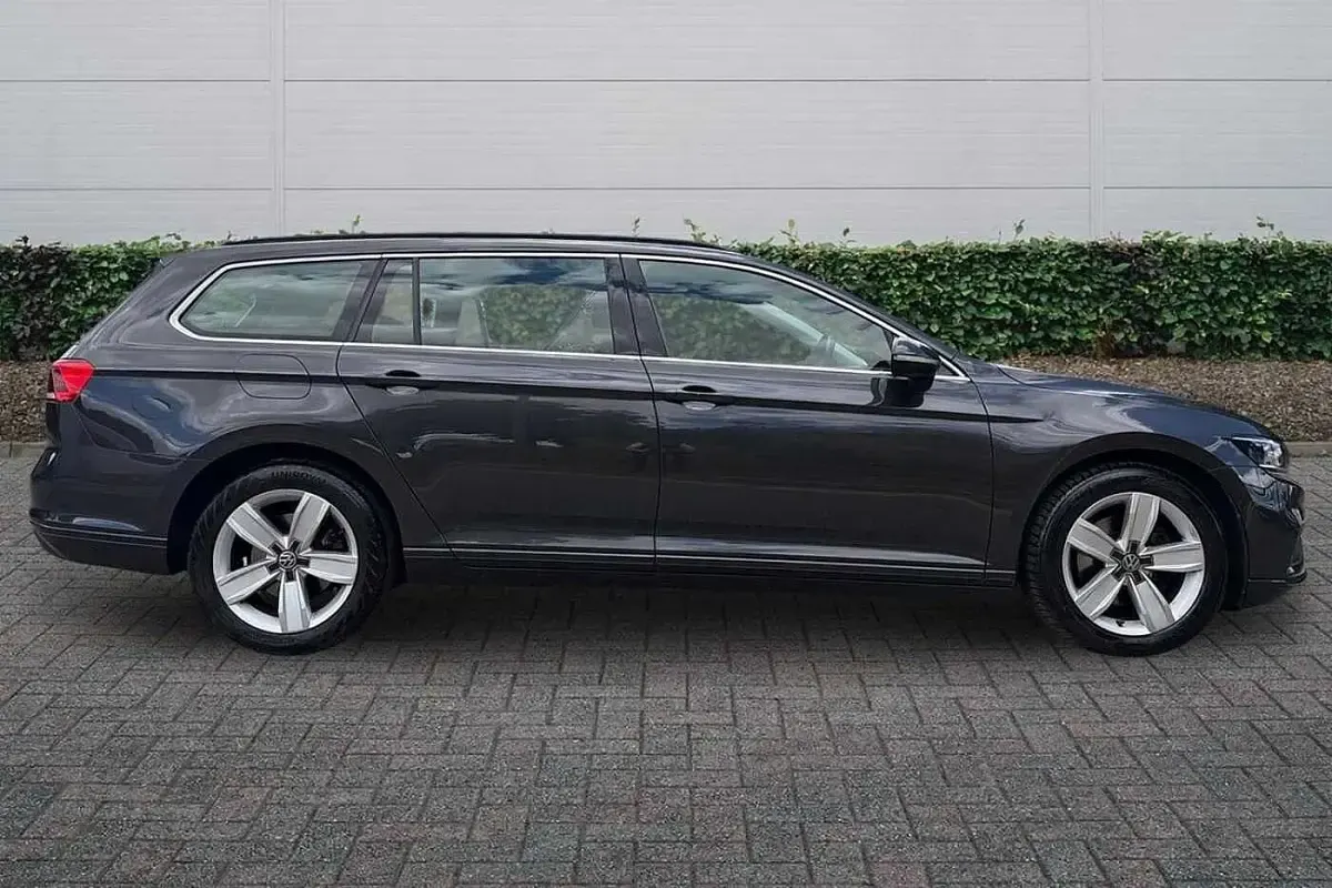 Used VW Passat SE 150 HP (110 kW) 2019 Grey Estate