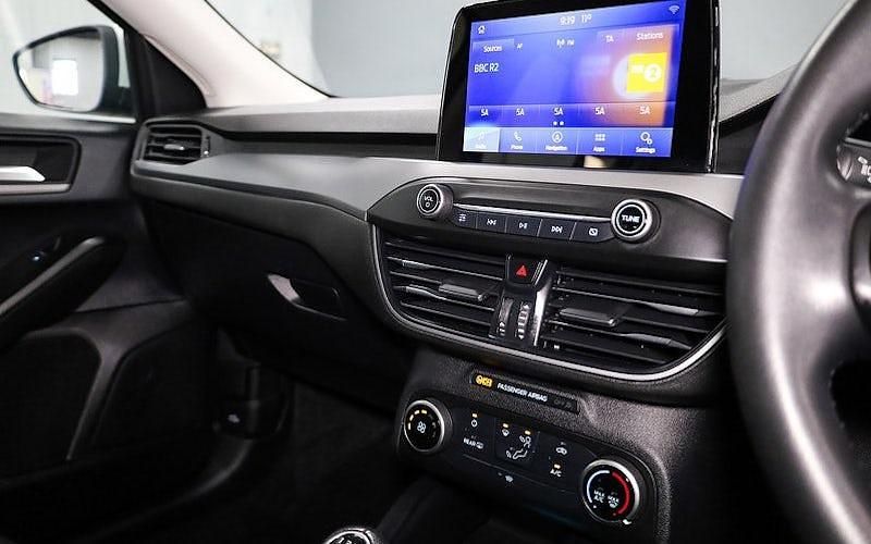 Begagnad Ford Focus Trend 125 HK (91 kW) 2022 Silver Halvkombi
