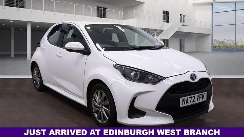 Used Toyota Yaris Hybrid 116 HP (85 kW) 2022 White Hatchback