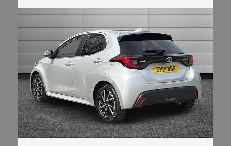 Used Toyota Yaris Hybrid Design 116 HP (85 kW) 2021 Silver Hatchback