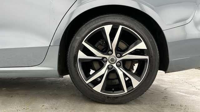 Usado Volvo V60 R-Design 163 HP (119 kW) 2022 Cinzento Carrinha