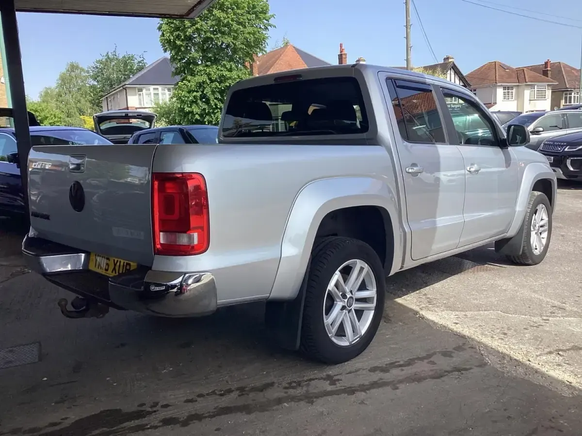 Käytetty VW Amarok Highline 180 HP (132 kW) 2016 Hopea Nouto