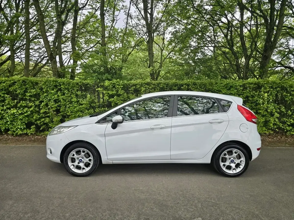 Usado Ford Fiesta Zetec 82 HP (60 kW) 2012 Branco Citadino