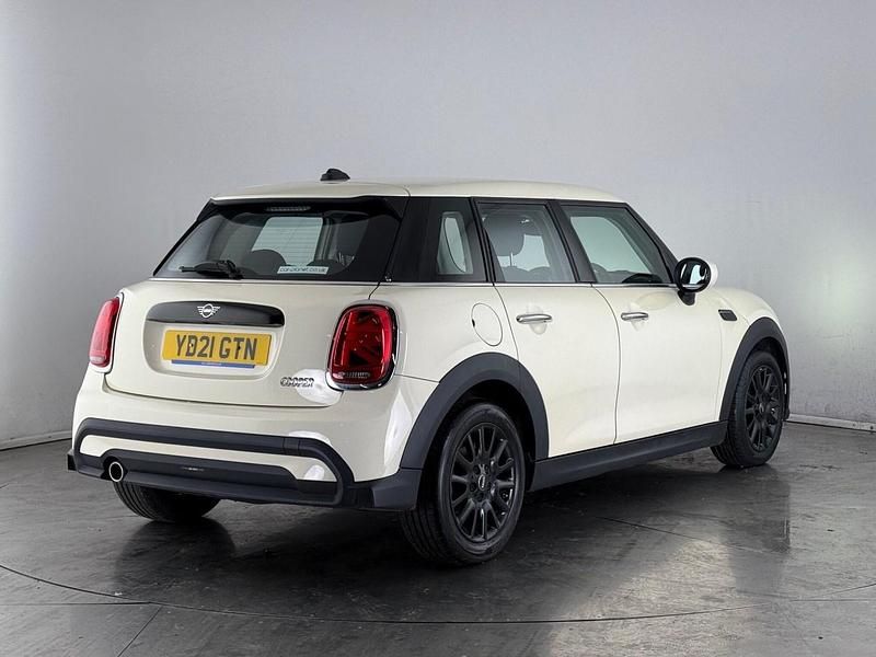 Begagnad Mini Cooper Classic 136 HK (100 kW) 2021 Vit Halvkombi