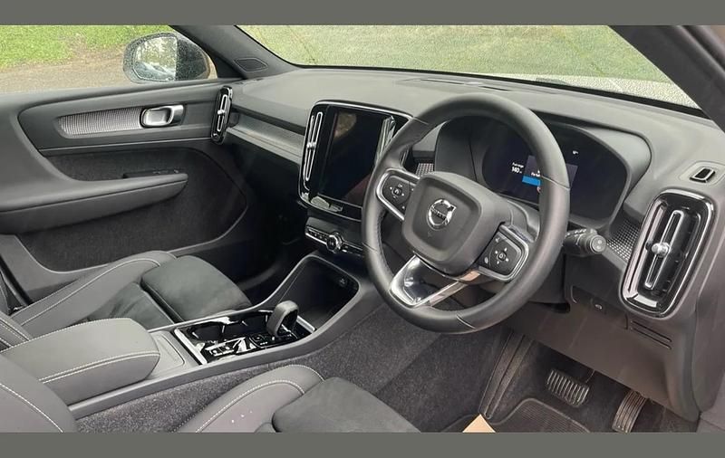 Usado Volvo XC40 Plus 197 HP (144 kW) 2024 Bege SUV