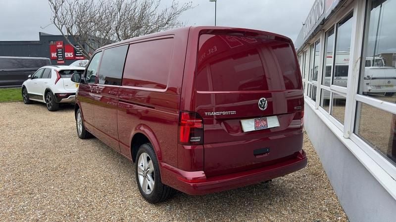 Used VW Transporter Highline 150 HP (110 kW) 2024 Red Van