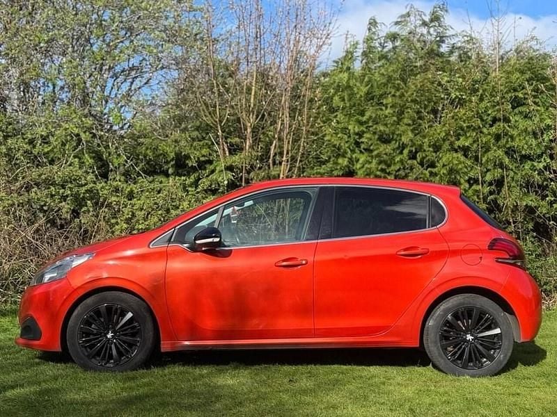 Second-hand Peugeot 208 Allure 82 CP (60 kW) 2015 Portocaliu Hatchback