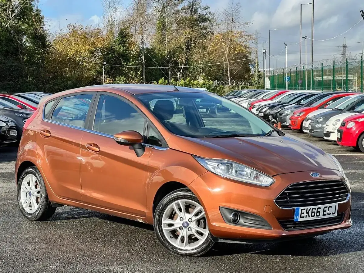 Używany Ford Fiesta Zetec 100 KM (73 kW) 2016 Brązowy Hatchback