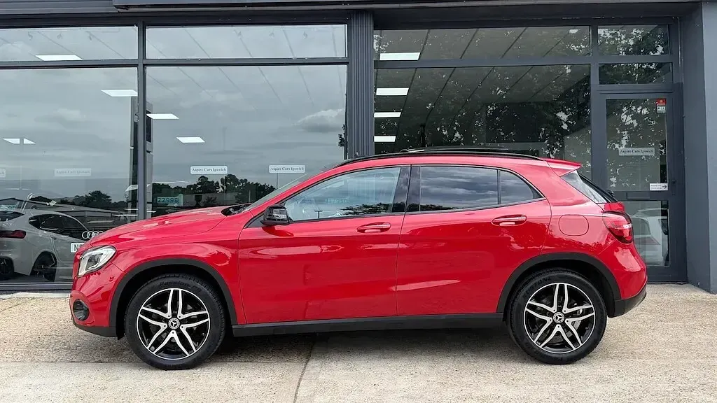 Used Mercedes GLA200 Urban 154 HP (113 kW) 2019 Red SUV