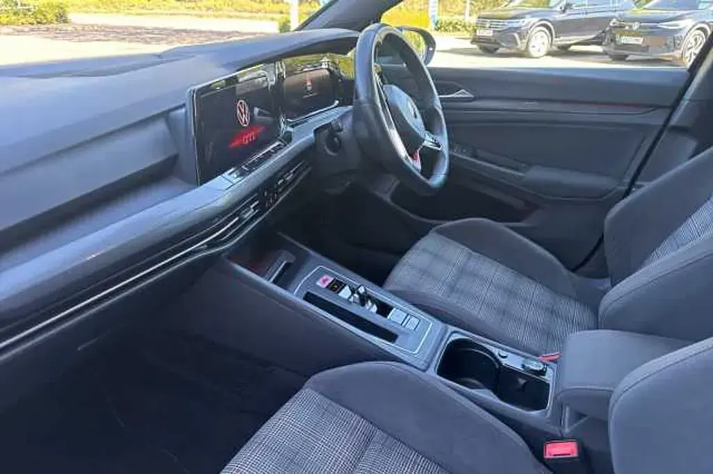 Second-hand VW Golf VIII 245 CP (180 kW) 2021