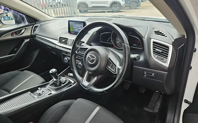 Used Mazda 3 Inclusive 120 HP (88 kW) 2014 White Hatchback
