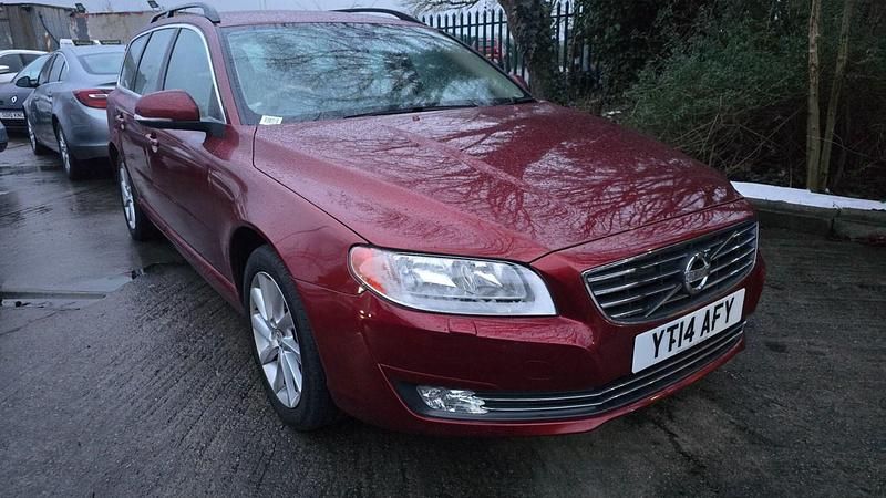 Used Volvo V70 SE 2014 Red Estate
