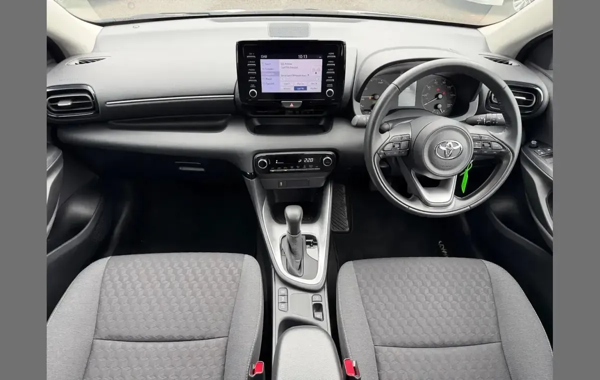 Used Toyota Yaris Hybrid 113 HP (83 kW) 2023 White Hatchback
