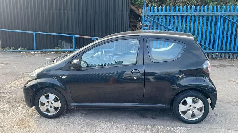 Used Toyota Aygo 67 HP (49 kW) 2010 Black Hatchback