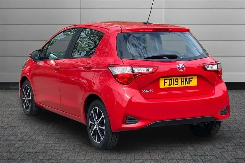 Begagnad Toyota Yaris 111 HK (81 kW) 2019 Röd Halvkombi