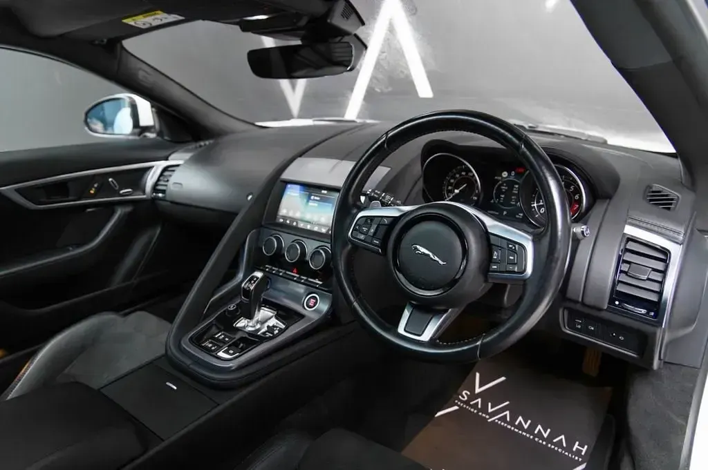 Używany Jaguar F-Type R-Dynamic 380 KM (279 kW) 2019 Biały Coupe