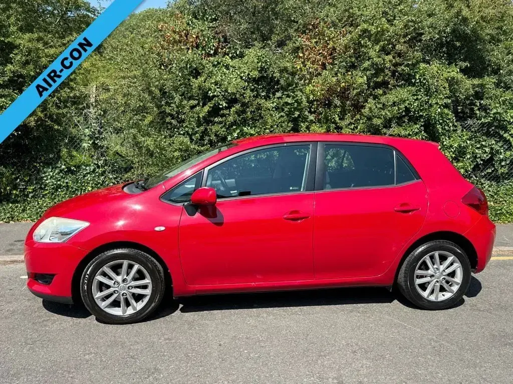 Used Toyota Auris 100 HP (73 kW) 2008 Red Hatchback