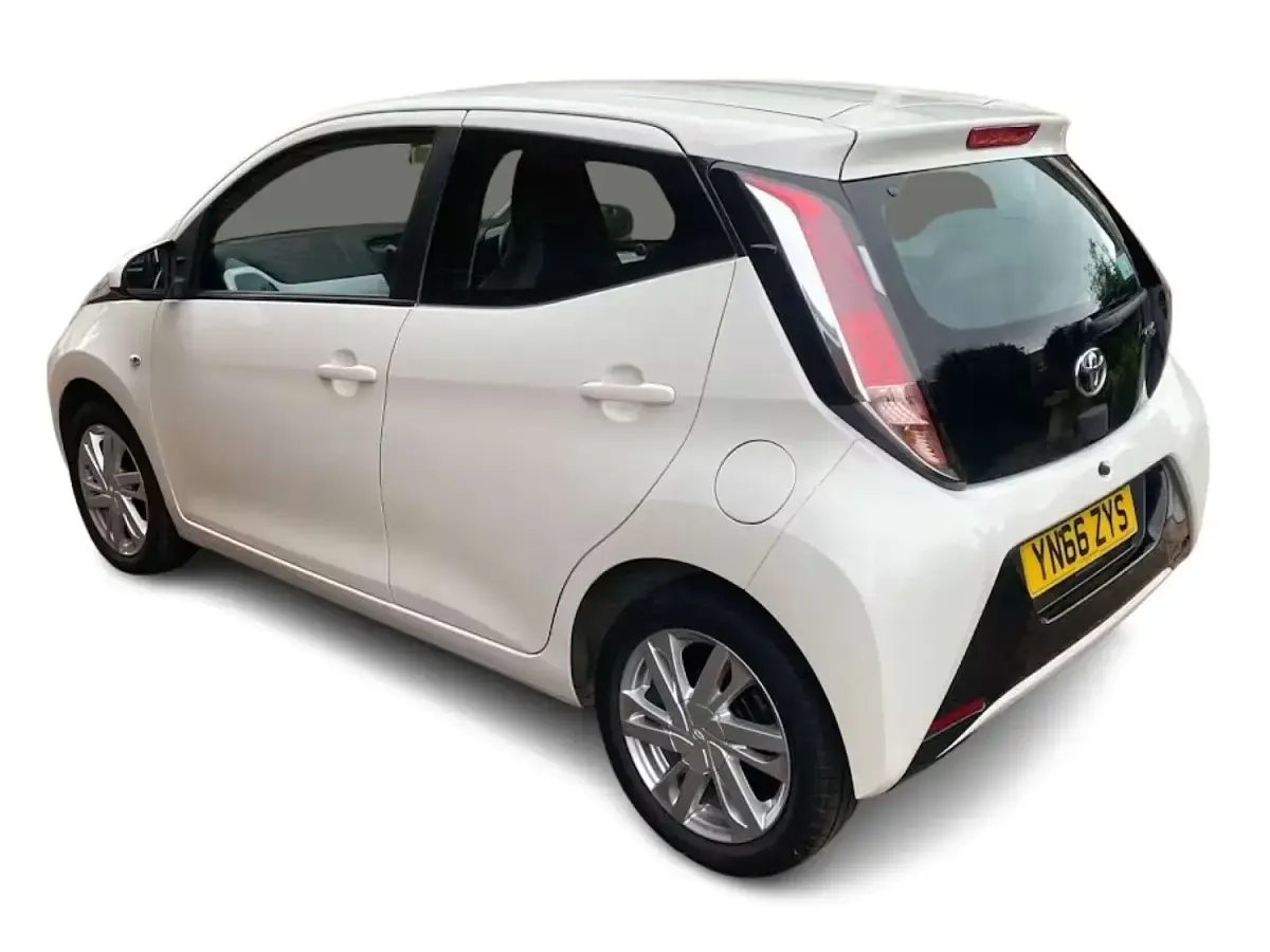 Used Toyota Aygo x-press 68 HP (50 kW) 2016 White Hatchback