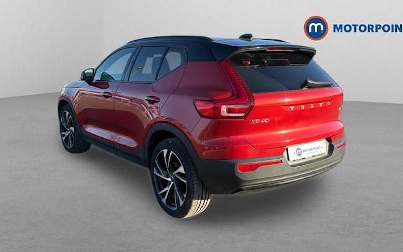 Begagnad Volvo XC40 R-Design Pro 163 HK (119 kW) 2021 Röd SUV