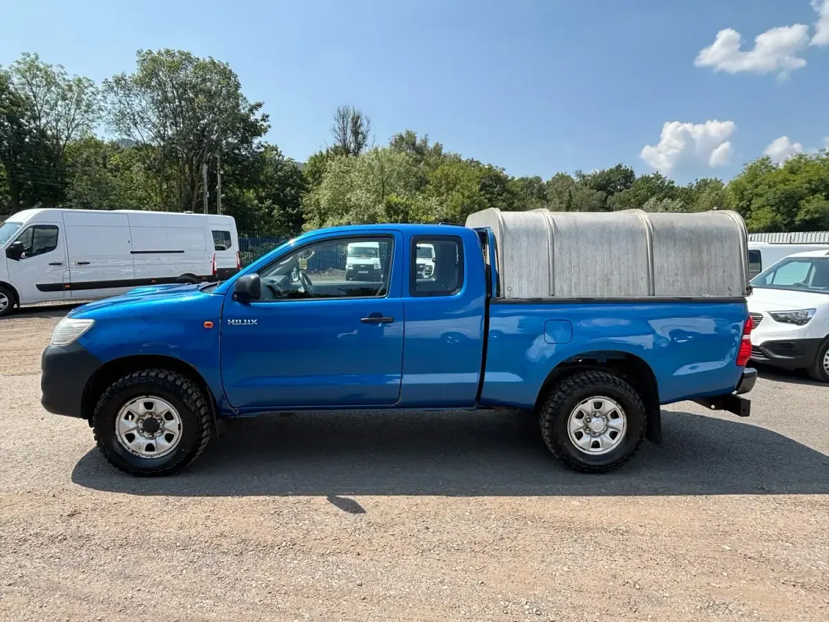 Used Toyota HiLux Active 144 HP (105 kW) 2014 Blue Pickup